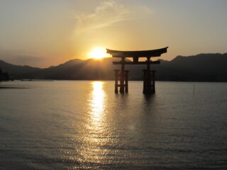 Miyajima. Il grande torii al tramonto